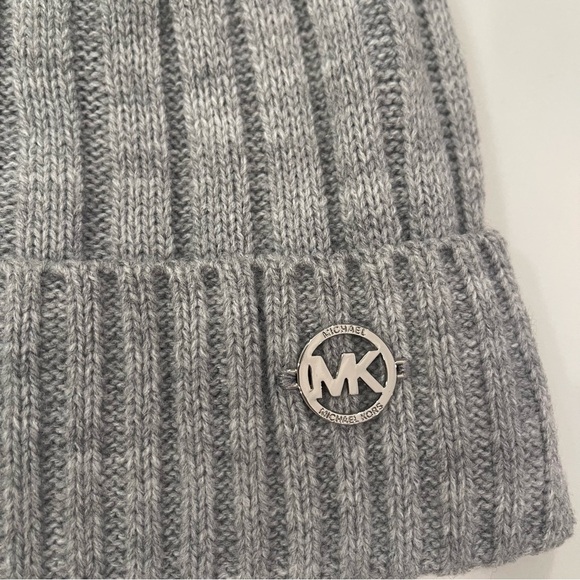 NWT Michael Kors grey pompom beanie - Picture 5 of 9